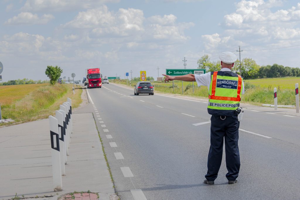 696 tehergépkocsit ellenőriztek a rendőrök