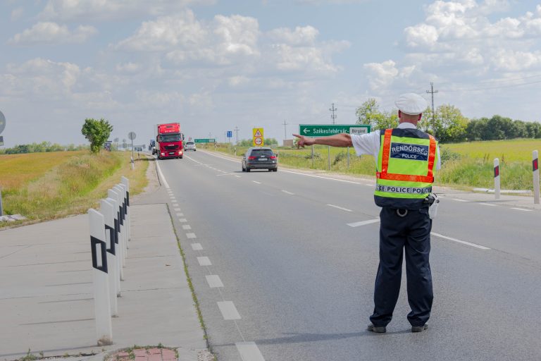 696 tehergépkocsit ellenőriztek a rendőrök