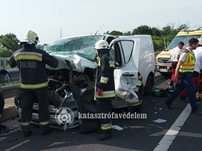 Súlyos baleset az M6-oson szerdán