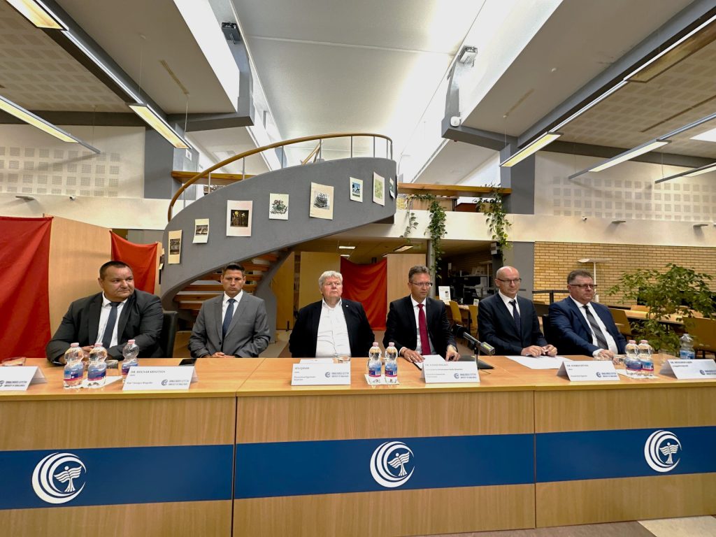 Dr. Hankó Balázs államtitkár érkezett a Dunaújvárosi Egyetemre