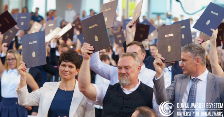 298 hallgató vehette át diplomáját a Dunaújvárosi Egyetemen