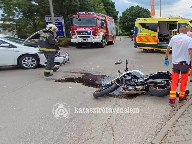 Motoros és autós ütközött a Hun utcában