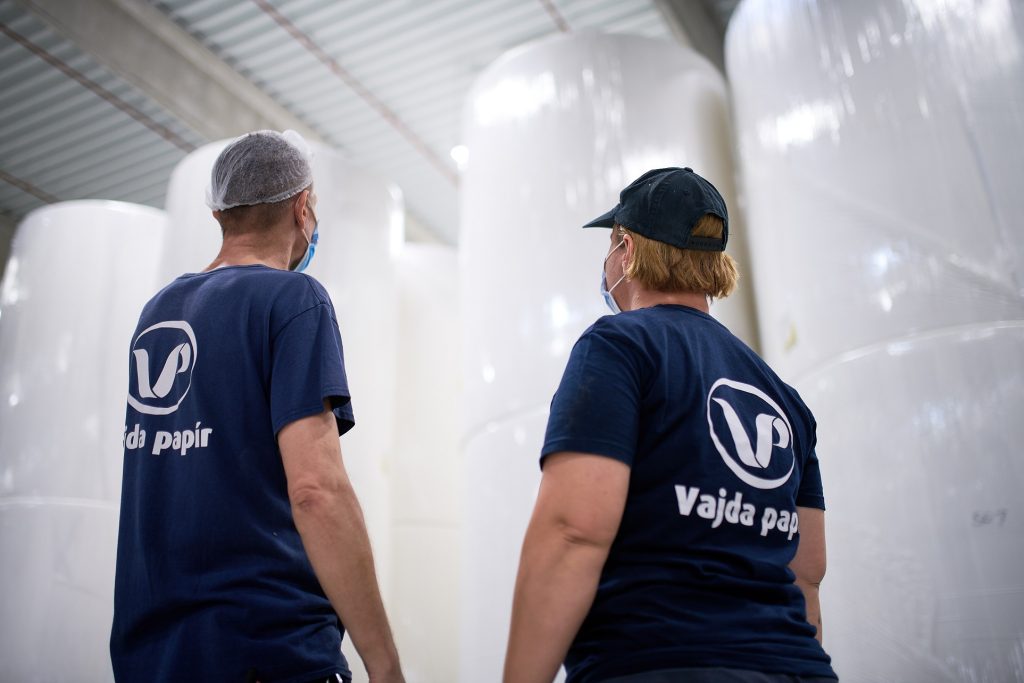 Napelemparkot és biomassza-erőművet tervez a Vajda-Papír