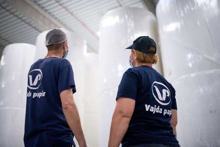 Napelemparkot és biomassza-erőművet tervez a Vajda-Papír