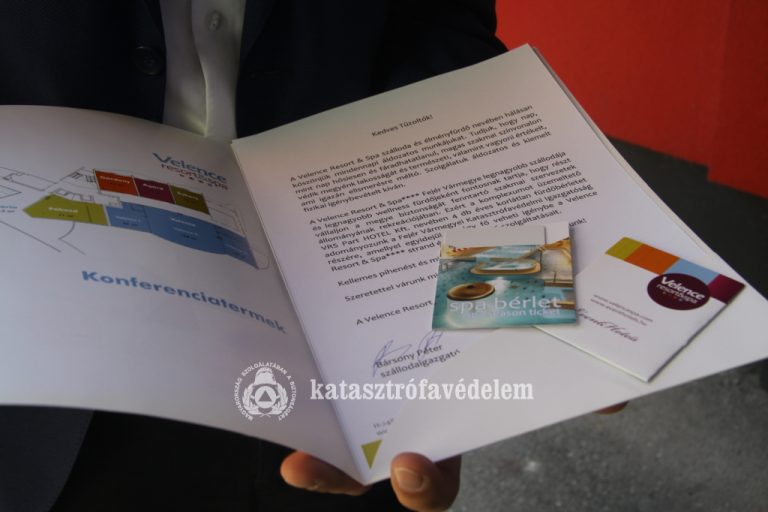 Dunaújvárosi tűzoltóknak is kedveskedett a velencei élményfürdő üzemeltetője