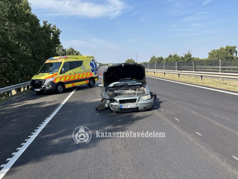 Két kocsi ütközött az M6-son még vasárnap