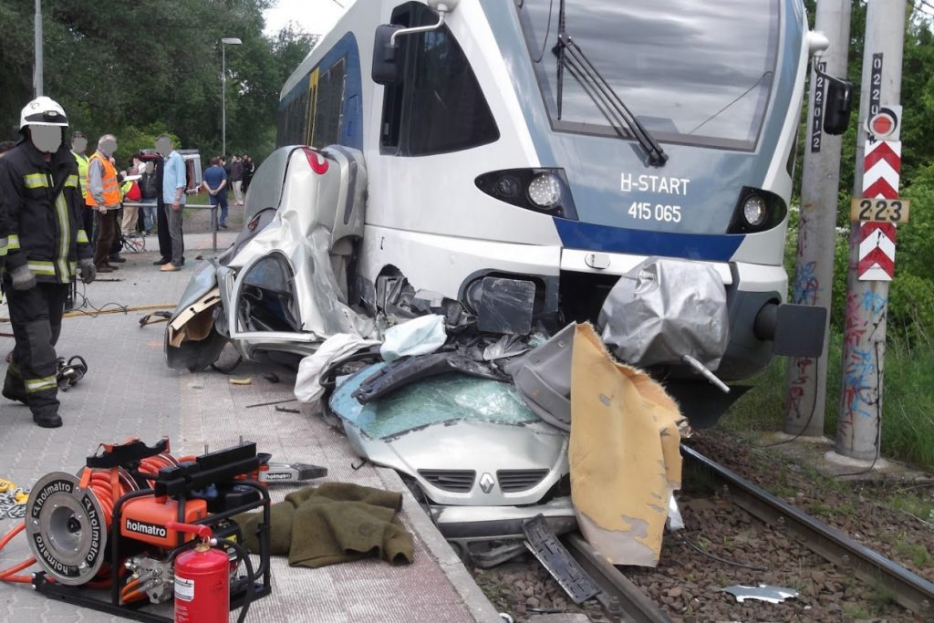 Minden lehetséges eszközzel hívjuk fel a fiatalok figyelmét a vasúti közlekedés veszélyeire!