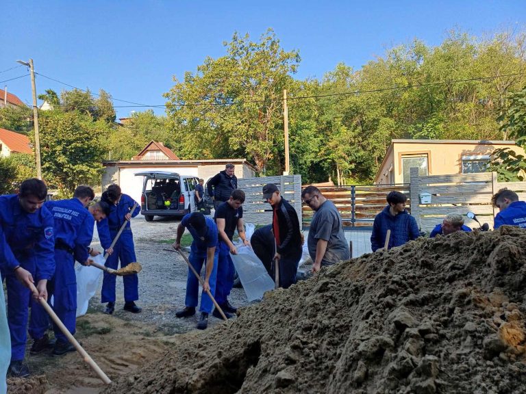 A szakképzési centrum csapata is segített az árvízi védekezésben