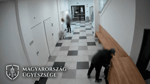 Kabátzsebből lopott egy férfi