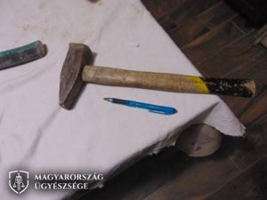 Rendszeresen megalázta, fenyegette, kényszerítette házastársát egy férfi