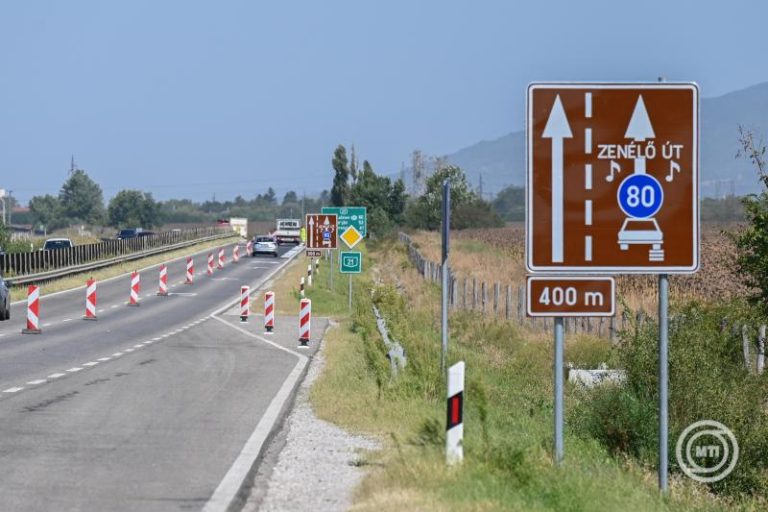 Zenélő útburkolatot adtak át a 21-es főúton, Hatvan közelében