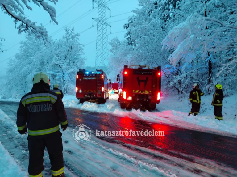 A havazás miatt elakadt busznál is kérték a katasztrófavédelem segítségét