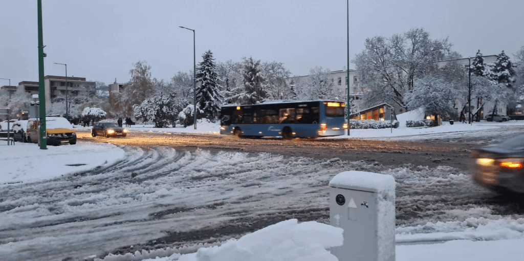 Kaotikus közlekedés a hóesés miatt Dunaújvárosban
