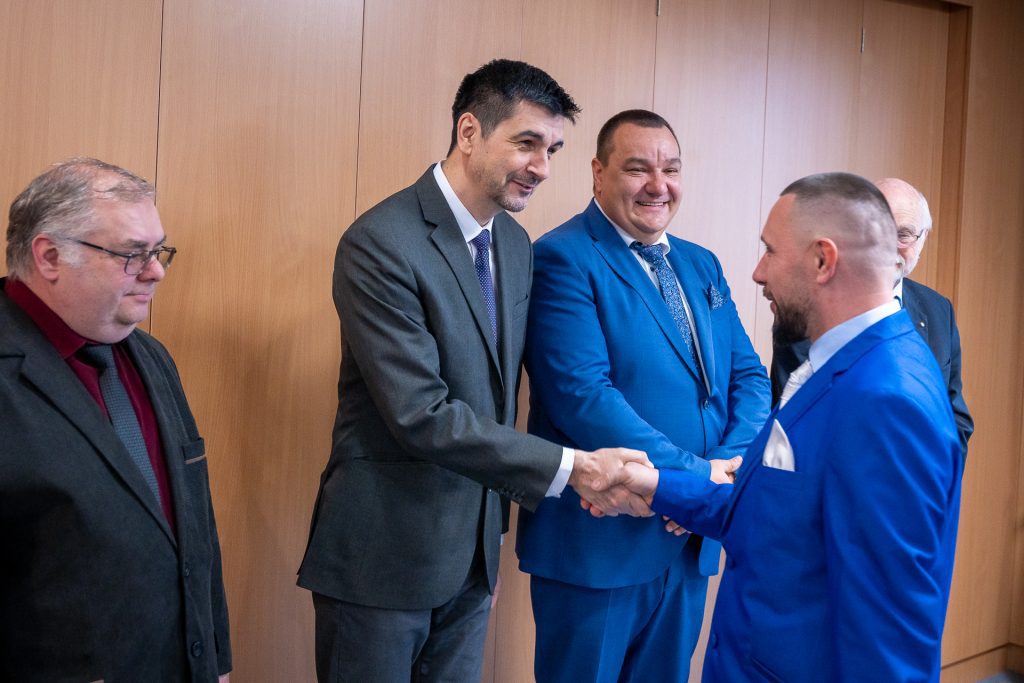 Tizenhét kiváló vármegyei autó- és villanyszerelő szakember vehette át mesterlevelét