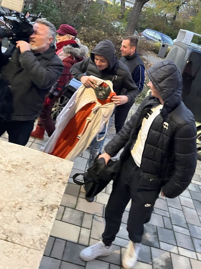 Kényszerzubbonnyal várták Magyar Pétert Dunaújvárosban (videó)