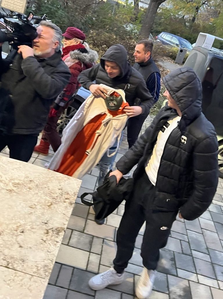 Kényszerzubbonnyal várták Magyar Pétert Dunaújvárosban (videó)