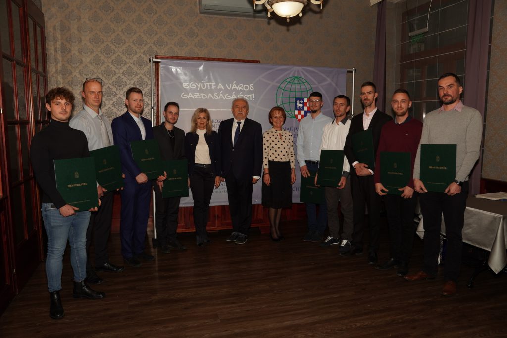 Kilenc frissen vizsgázott autószerelő vehette át mesterlevelét