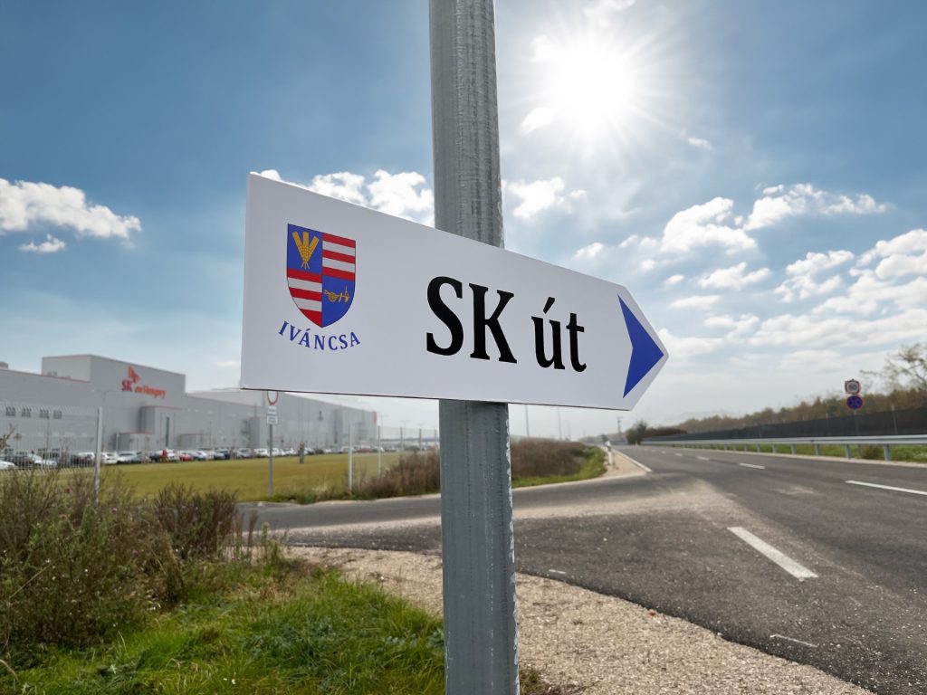 Az SK On helyi gyárához vezető és azt körülvevő útszakasz mostantól az SK út nevet viseli