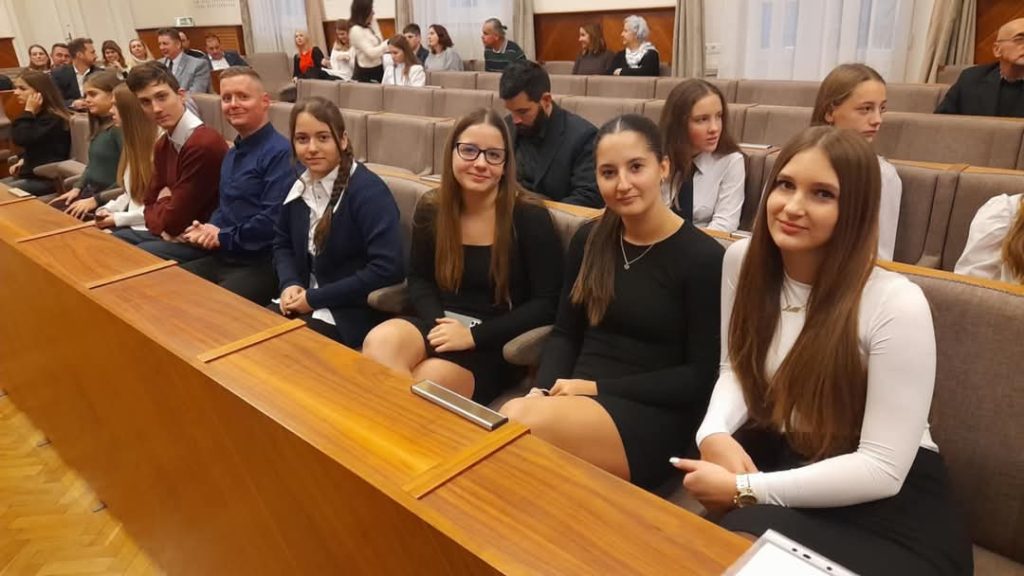 Díjazták a Dózsa iskola jó tanulóit-jó sportolóit
