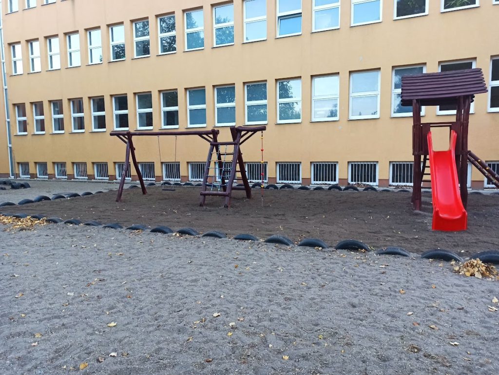 Szülőkkel közösen újították fel a Petőfi iskola játszóterét