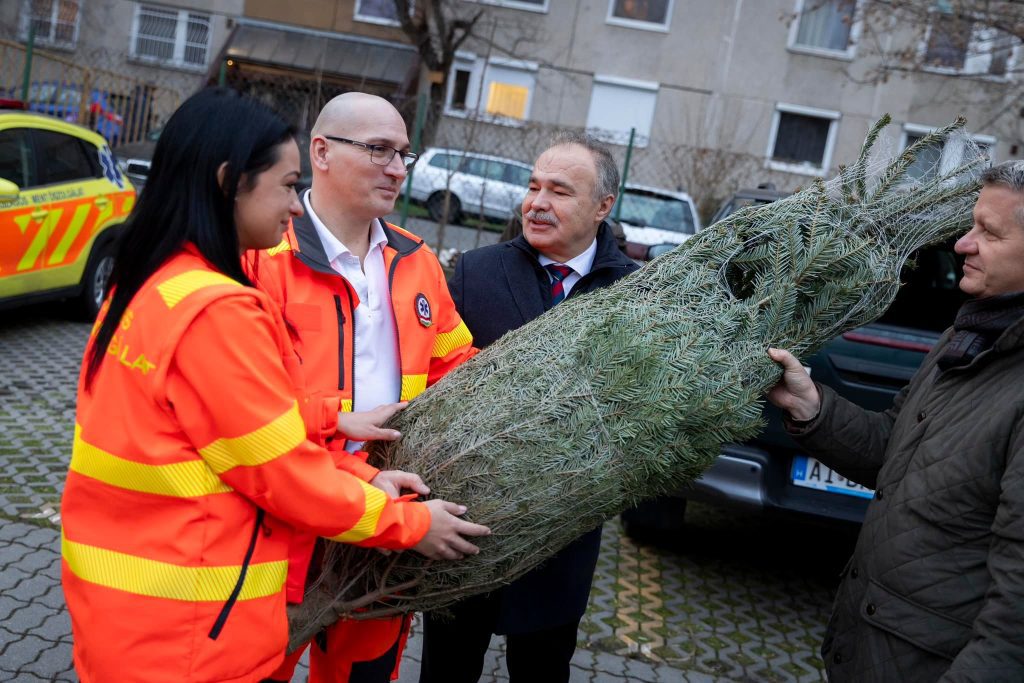 Fenyőket ajándékoztak az állami erdészeti társaságok a mentőállomásoknak
