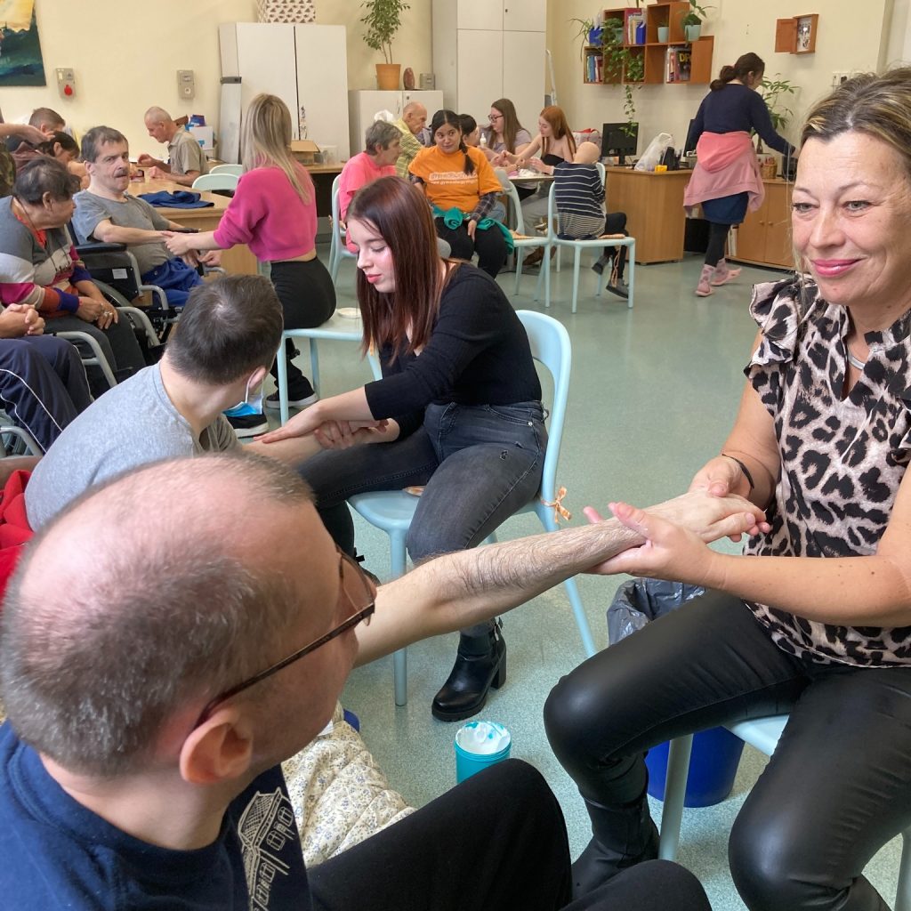 A jószolisoknak kedveskedtek a Lóri diákjai