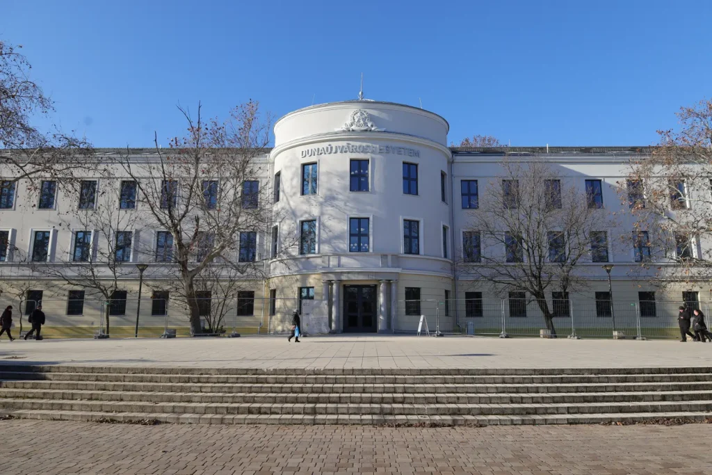 Megújult a Dunaújvárosi Egyetem főépülete