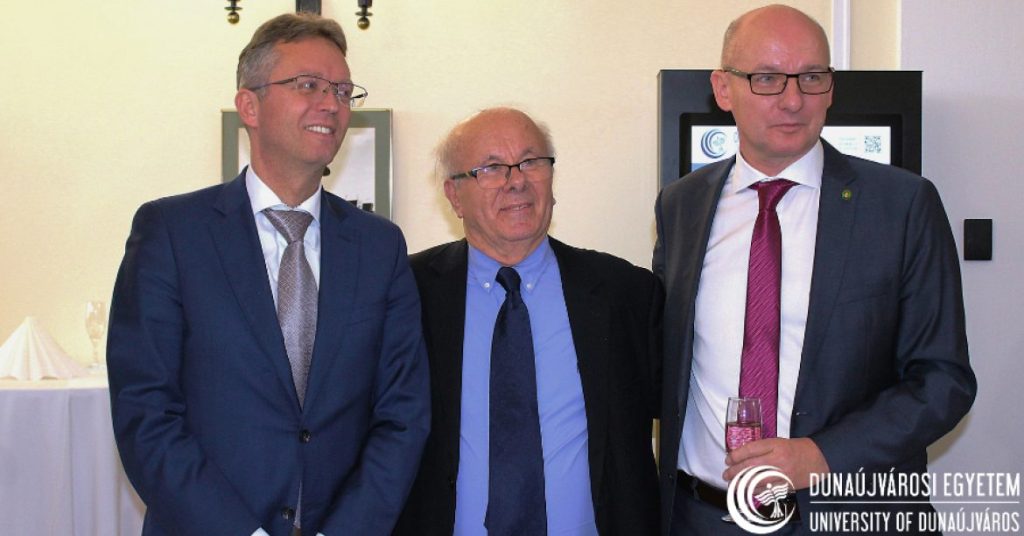 Kossuth-díjas fotóművész alkotásaiból nyílt kiállítás a Dunaújvárosi Egyetemen