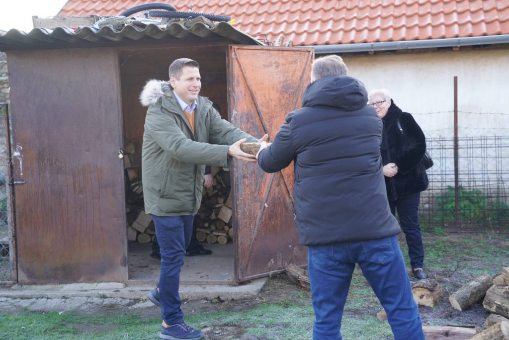 Szociális tűzifaprogram: idén mintegy 200 ezer családnak jelent segítséget