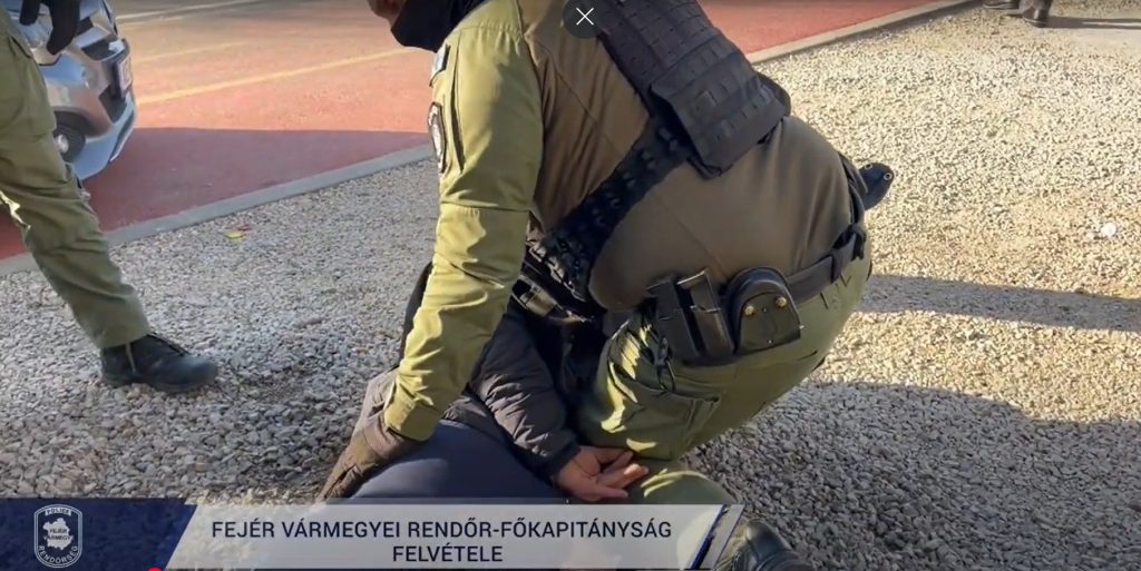 Rendőrségi akció Dunaújvárosban: több kiló kokain, fű, amfetamin és milliók – videóval!