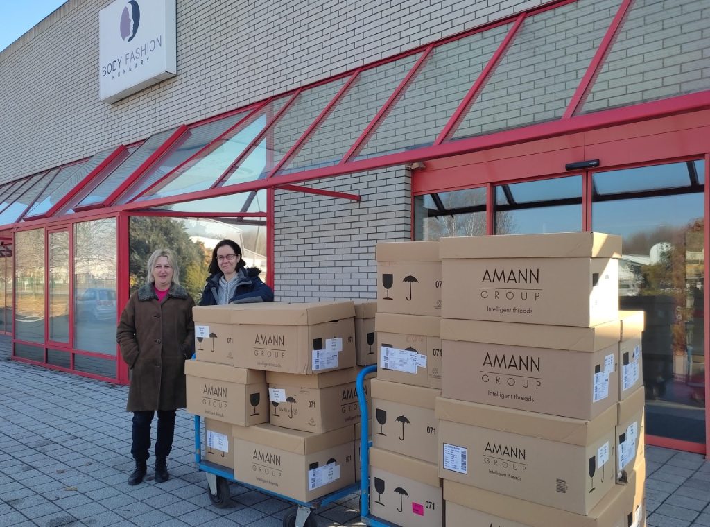 Fehérneműket adományozott a dunaújvárosi vállalat a kórház pácienseinek