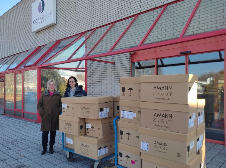 Fehérneműket adományozott a dunaújvárosi vállalat a kórház pácienseinek