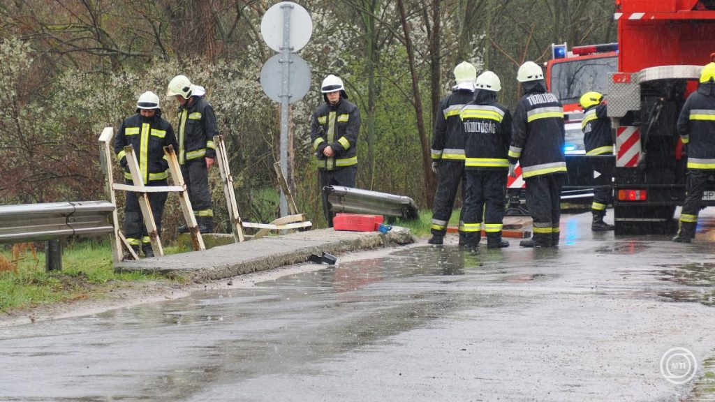 Életét vesztette az idős férfi, miután kocsijuk a főcsatornába zuhant