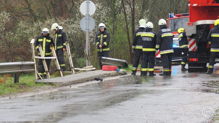 Életét vesztette az idős férfi, miután kocsijuk a főcsatornába zuhant