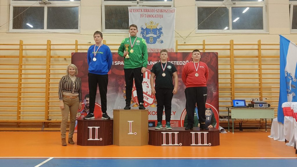 Kötöttfogású országos bajnokságon az ifjú birkózók