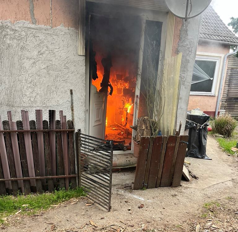Tűz Mezőfalván: a helyszínre érkező rendőr bement az égő házba…
