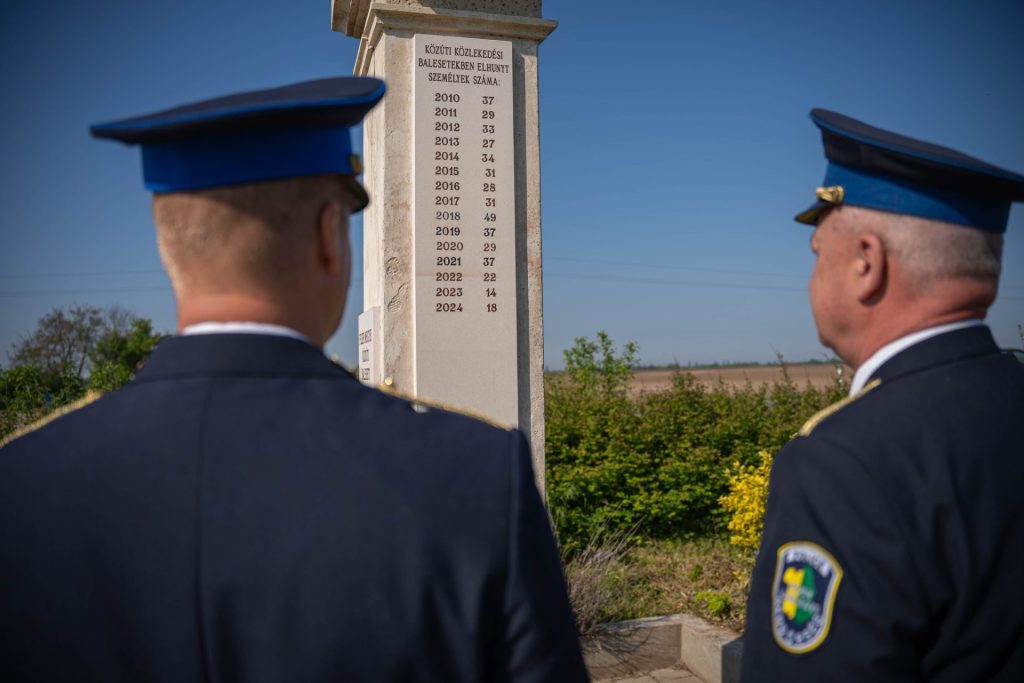 A közúti balesetben elhunyt áldozatokra emlékeztek