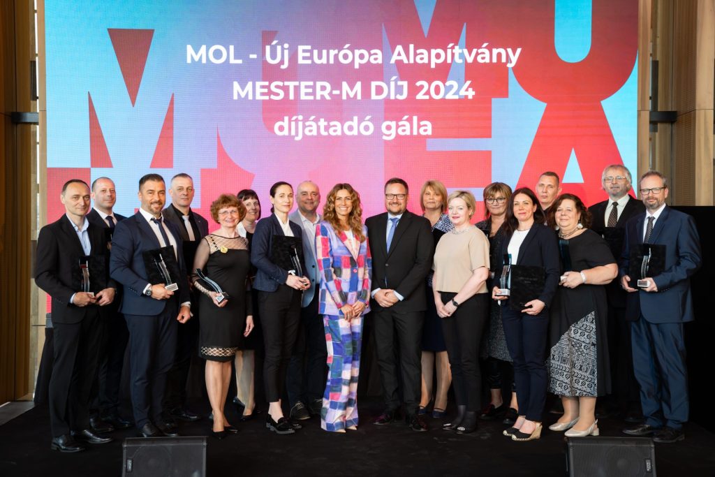 Mester-M díjat adományoztak a Dózsa iskola pedagógusának – rövid portrévideóval!