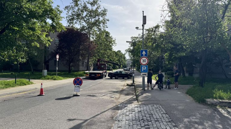 Elvitték a parkoló kocsikat, de a virágbolt elérése is korlátozódik anyák napján