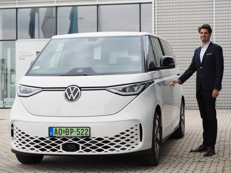 A kormányzati programmal elektromos kisbuszt kapott a kórház