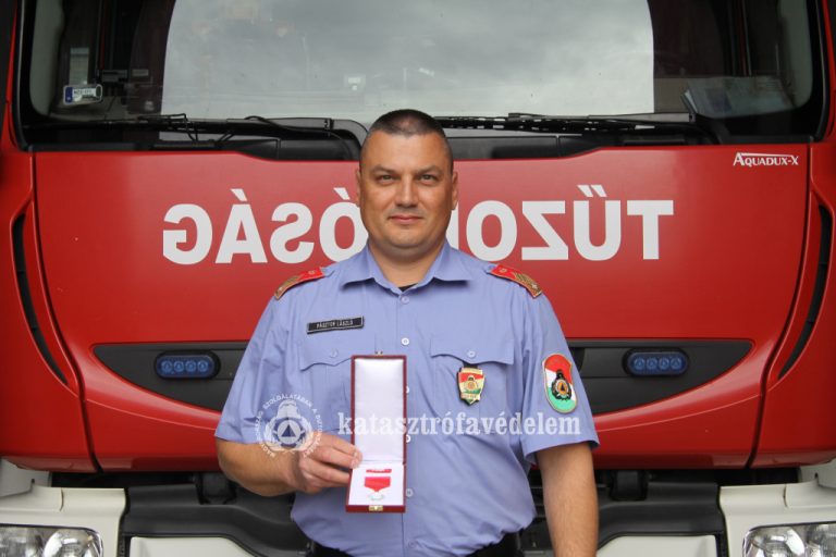 Elismerés: Pásztor László dunaújvárosi tűzoltóparancsnok húsz éve szolgálatban