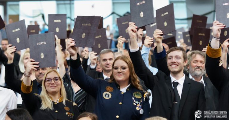 Diploma: háromszáznyolcvannégy hallgató vehette át oklevelét Dunaújvárosban