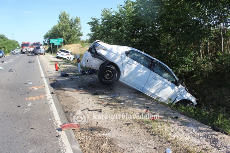 Hármas karambol a 62-esen – a katasztrófavédelem helyszíni képei