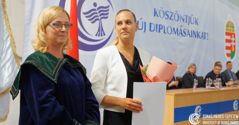 Klujber Katrin oklevelet vehetett át a Dunaújvárosi Egyetemen