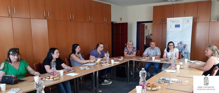 Családsegítő intézmények szakembereivel mutatják a lehetőségeket