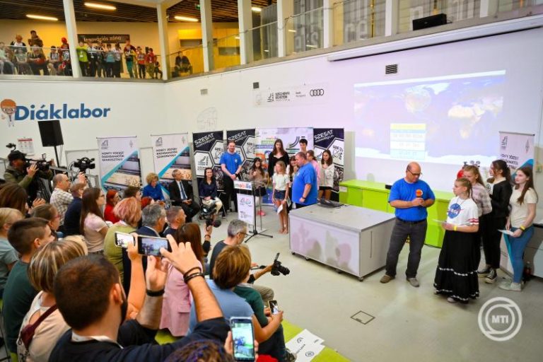 Dunaújvárosi diákot is kapcsoltak ma az űrállomásra– ezt kérdezte Kapu Tibortól