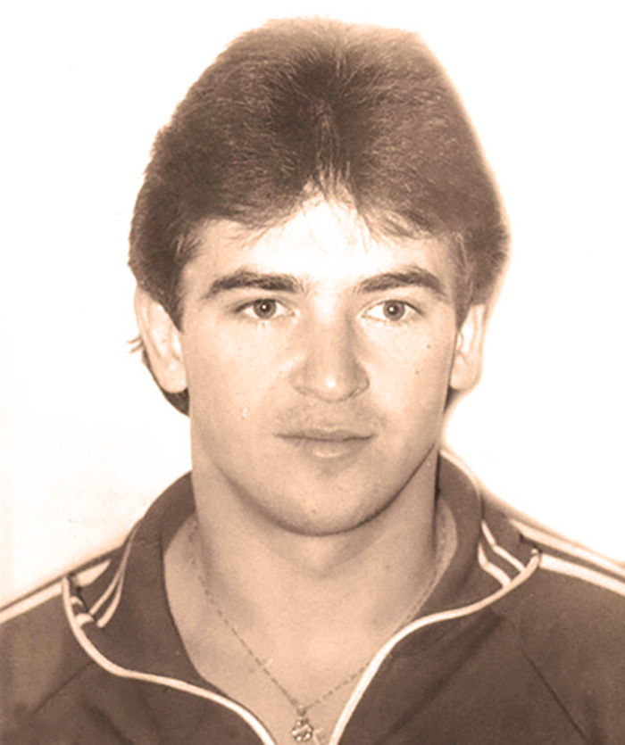 gyászol