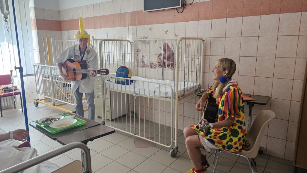 Bohócdoktorok és mesehősök a dunaújvárosi kórház kis betegeiért