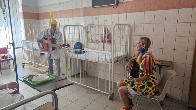 Bohócdoktorok és mesehősök a dunaújvárosi kórház kis betegeiért