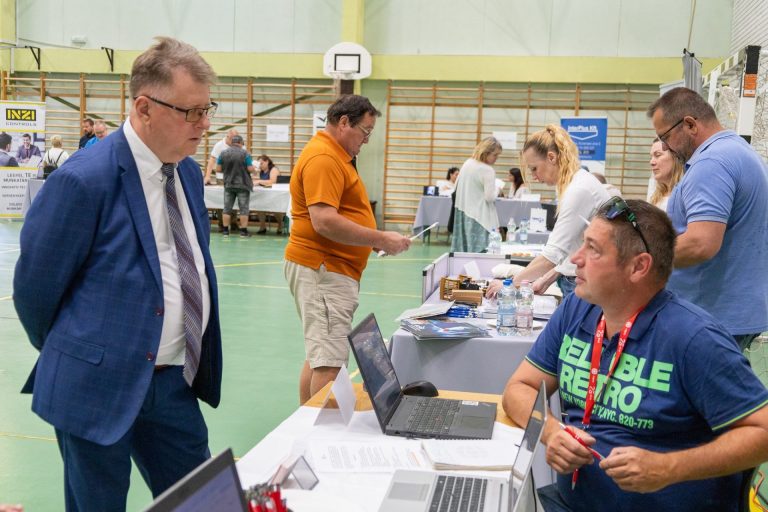 600 munkalehetőség, ingyenes és támogatással járó átképzések: ezeket kínálták ma Dunaújvárosban az álláskeresőknek
